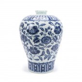 CHINESE MING STYLE BLUE AND WHITE MEIPING