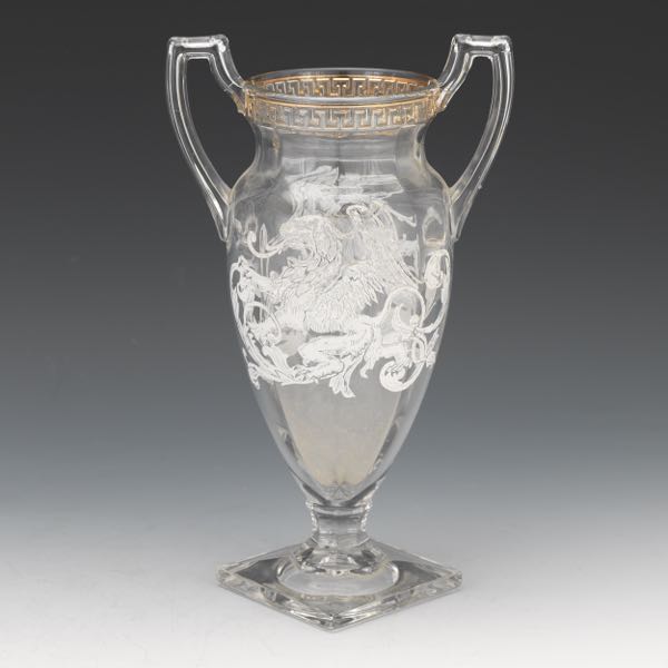 AMERICAN GLASS VASE WITH GRIFFIN 2af472