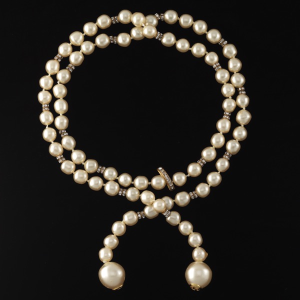 CHANEL FAUX PEARL NECKLACE 39  2aed12