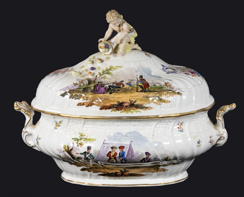 MEISSEN PORCELAIN TUREEN WITH PAINTED 2b490d