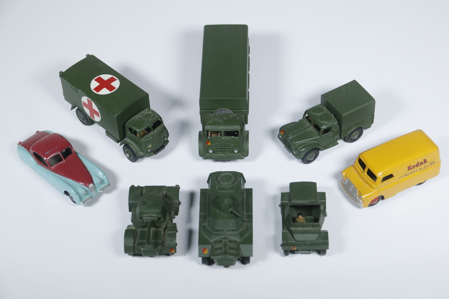 A COLLECTION OF 8 DINKY TOYS 2b3832
