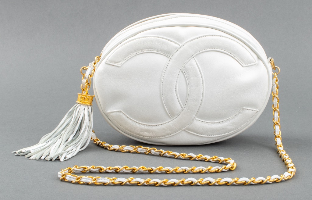 CHANEL WHITE LEATHER OVAL CROSS 2bb8b7