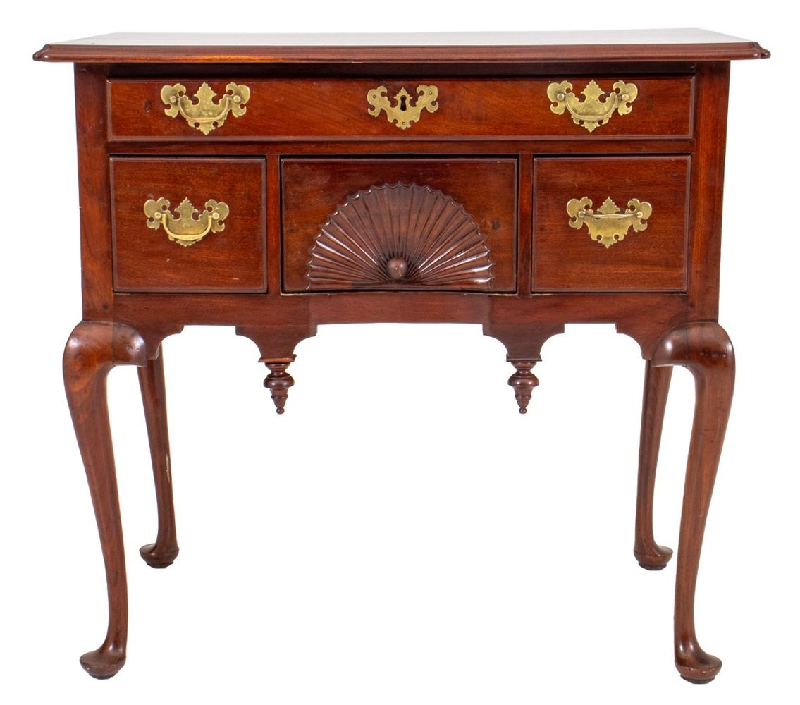 QUEEN ANNE DRESSING TABLE OR LOWBOY  2bc4e3