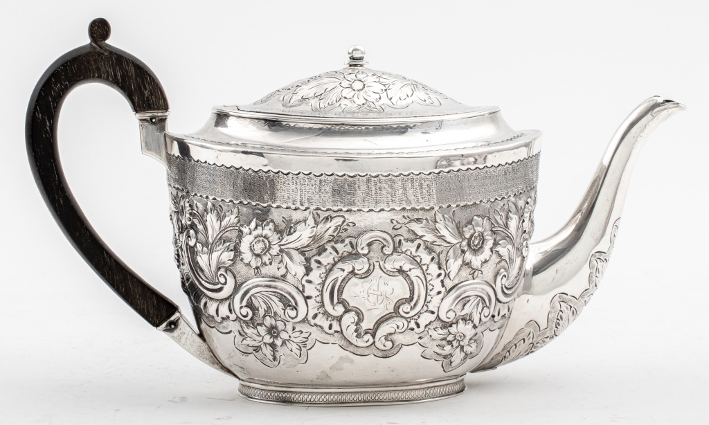 GEORGE III STERLING SILVER TEAPOT  2bc757