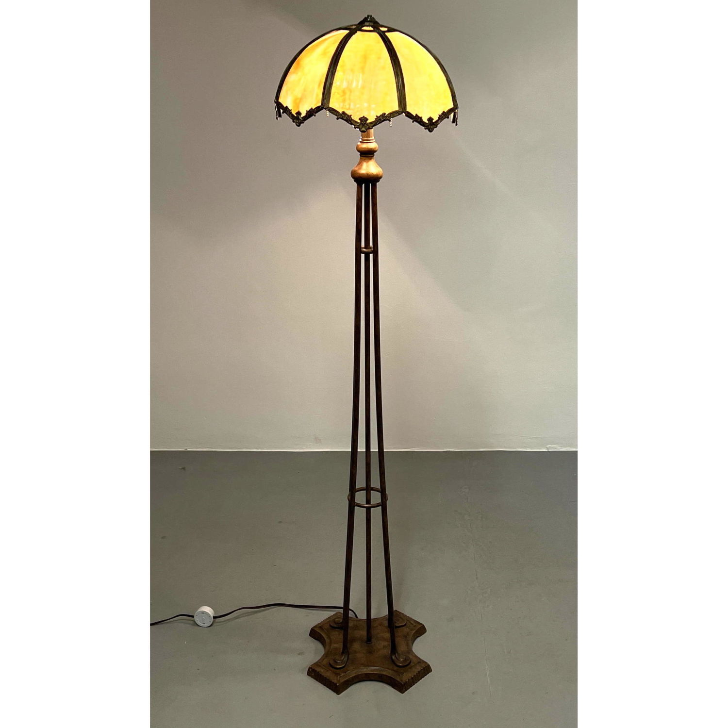 Stained Glass Shade Floor Lamp  2bac29