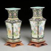 PAIR CHINESE FAMILLE NOIRE PORCELAIN 2bf58c