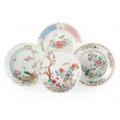 GROUP OF FOUR FAMILLE ROSE PLATES
QING