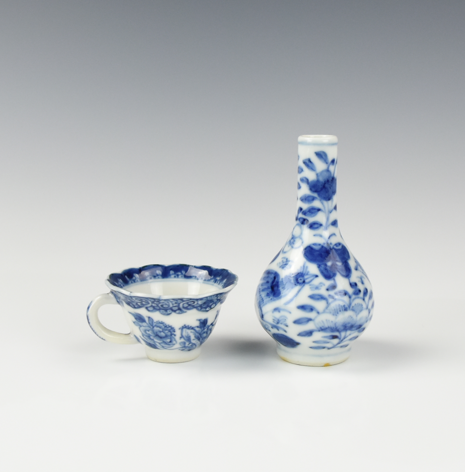 SMALL CHINESE BLUE WHITE VASE 2ceee8