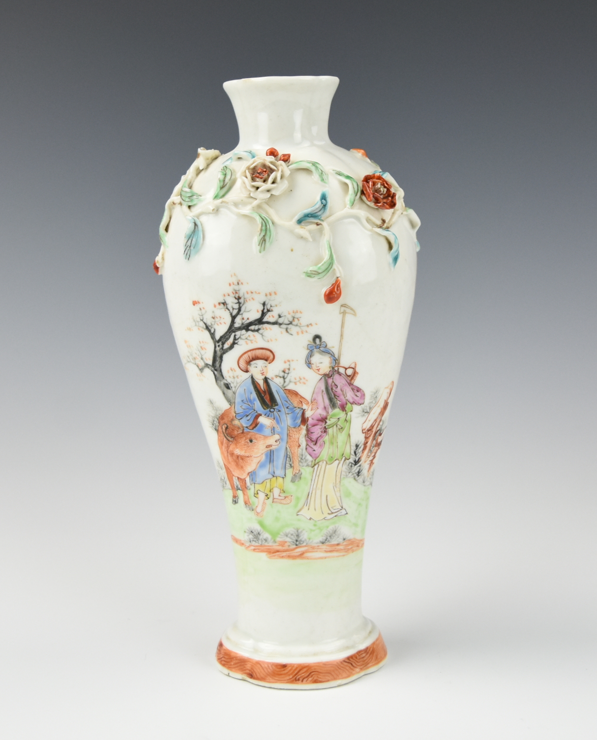 CHINESE FAMILLE ROSE VASE W FIGURES  2cefb4