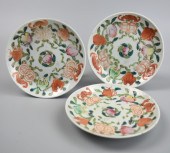 THREE CHINESE FAMILLE ROSE PLATE 2cf151