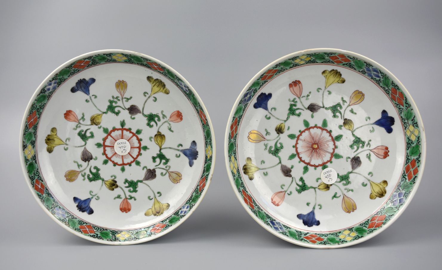 PAIR OF CHINESE WUCAI FLORAL PLATES  2cf464