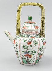 CHINESE FLUTED WUCAI TEAPOT AND 2cf790