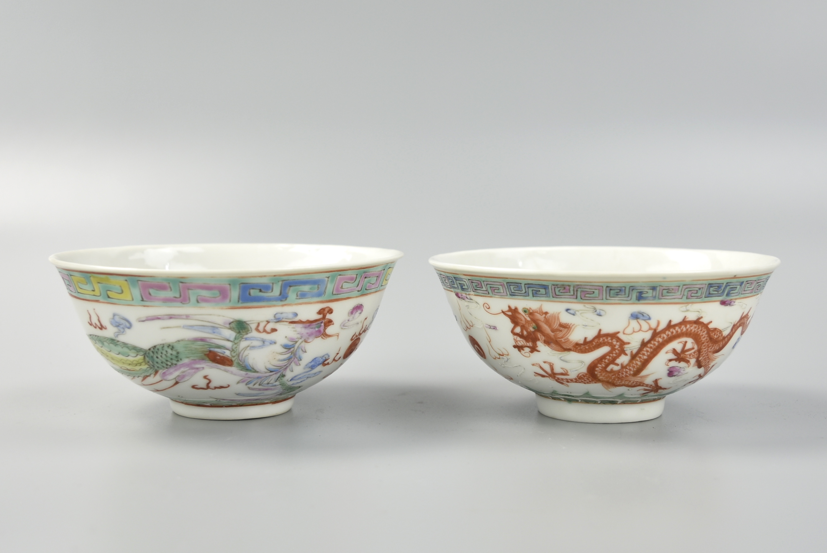 PAIR OF CHINESE FAMILLE ROSE DRAGON 2ce89a