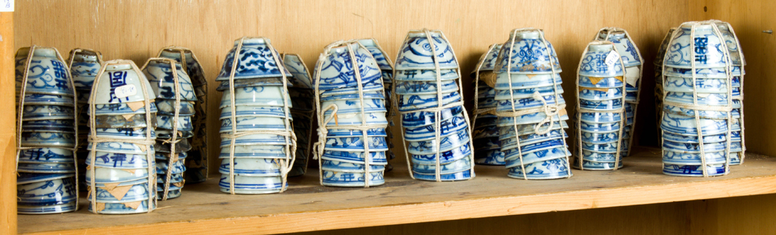 SHELF OF CHINESE BLUE AND WHITE 2d294f