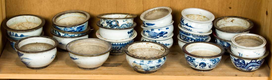 SHELF OF CHINESE BLUE AND WHITE 2d295d