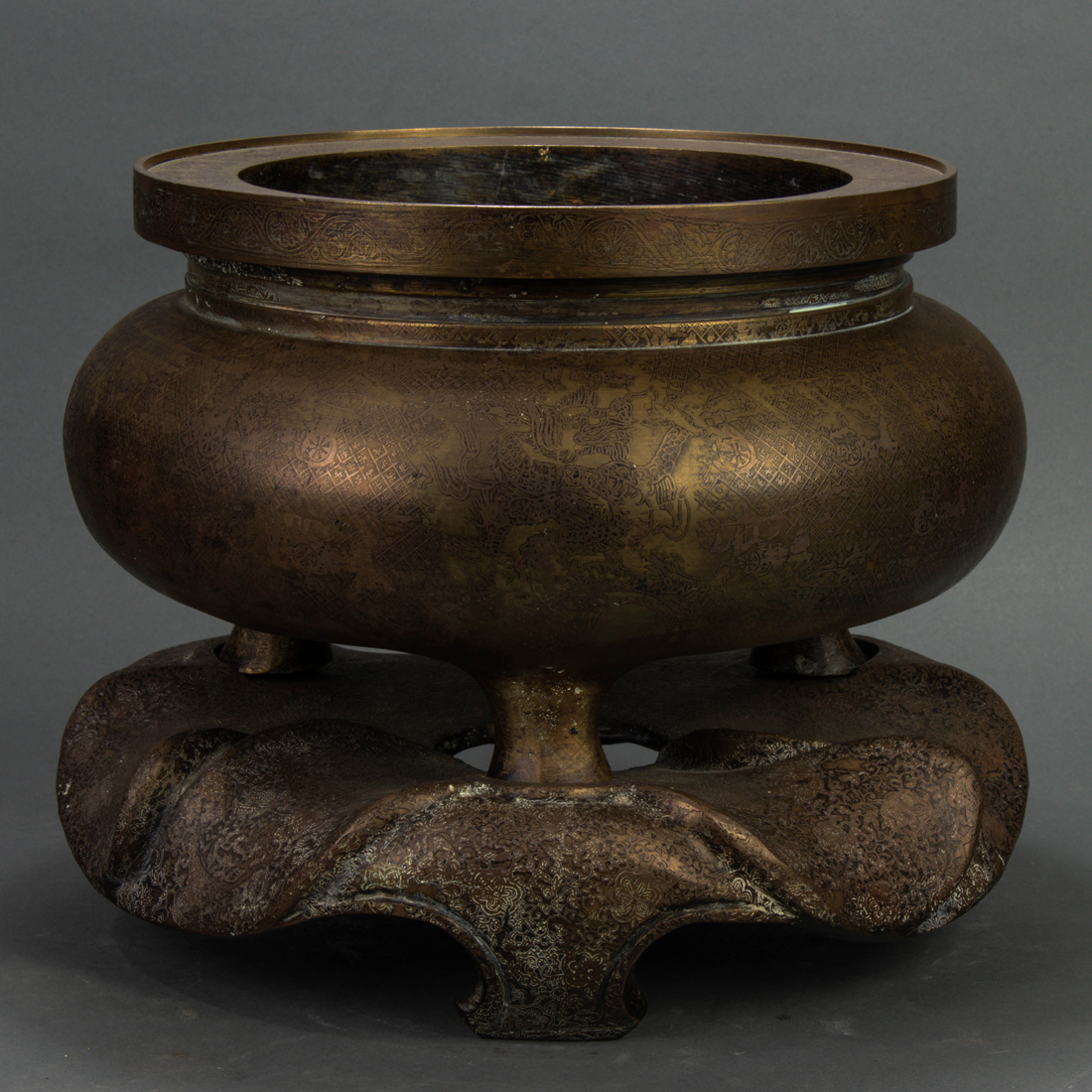 CHINESE BRONZE TRIPOD CENSER AND 2d0fb5