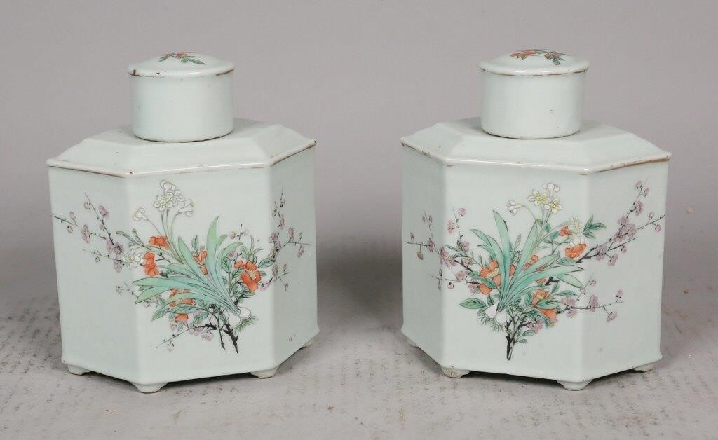 PAIR OF CHINESE PORCELAIN TEA CANISTERSPair 2d41bd