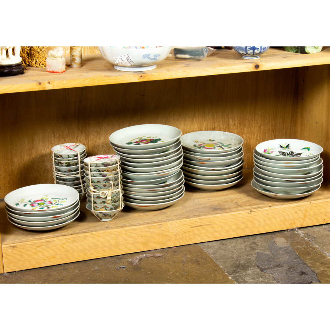 SHELF OF CHINESE FAMILLE ROSE DISHES 2d2e4d