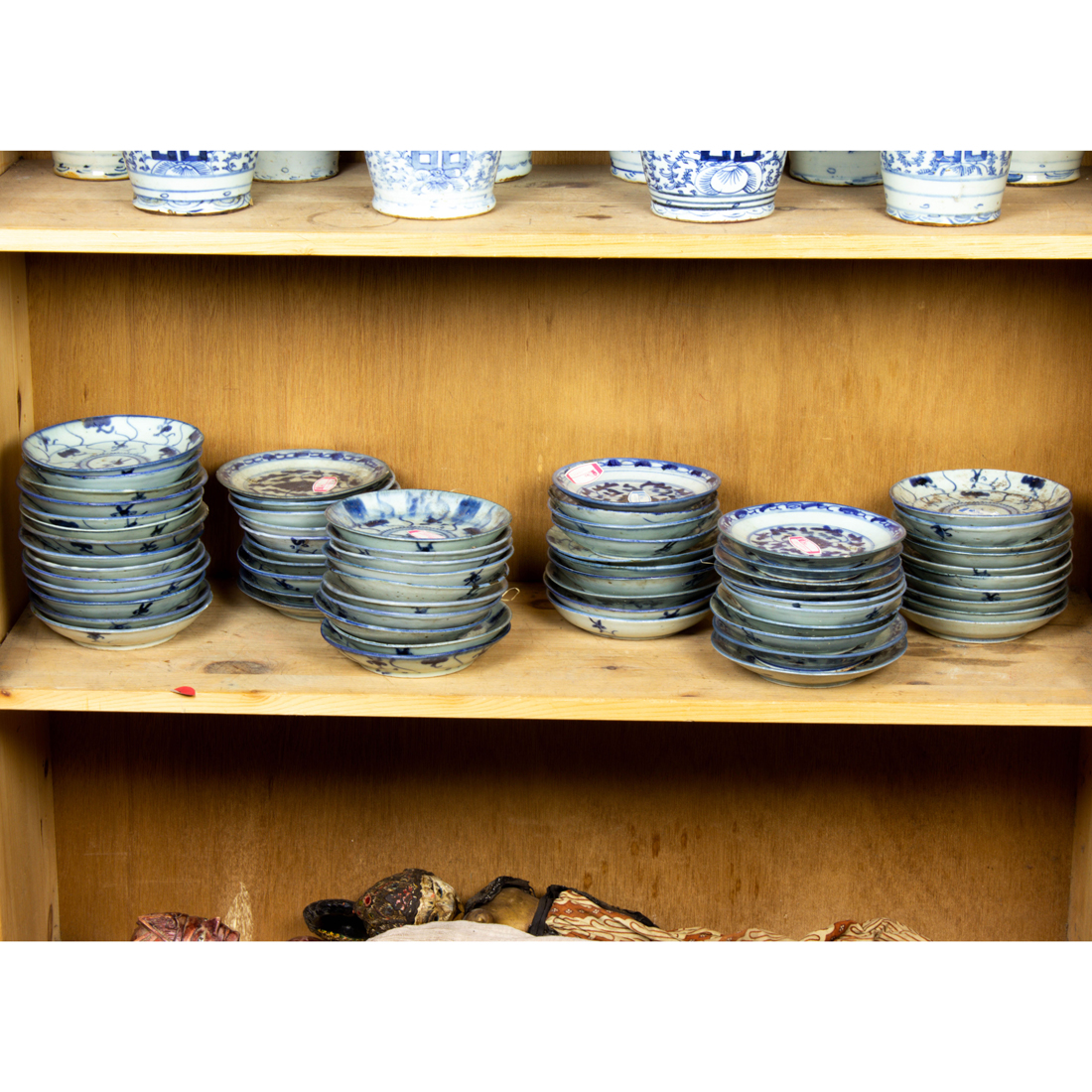 SHELF OF CHINESE BLUE AND WHITE 2d2e5b