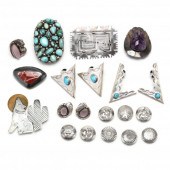 GROUP OF SILVER JEWELRY ITEMS To include
