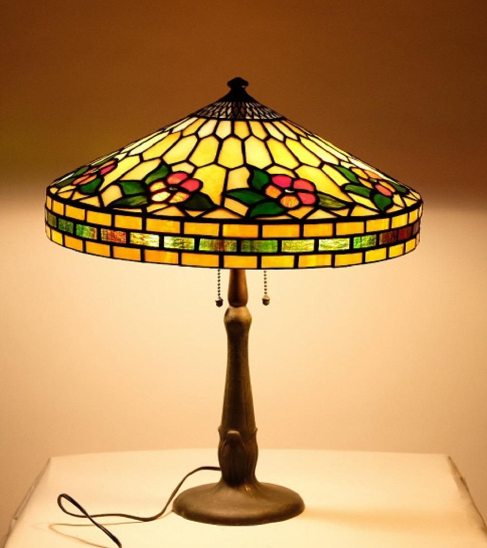 AMERICAN LEADED GLASS TABLE LAMP,