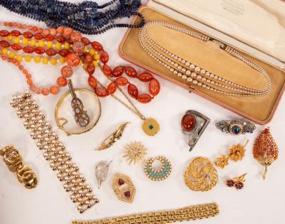 A large quantity of costume jewellery 2dbe60