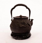 A Japanese cast iron Tetsubin kettle  2dc448