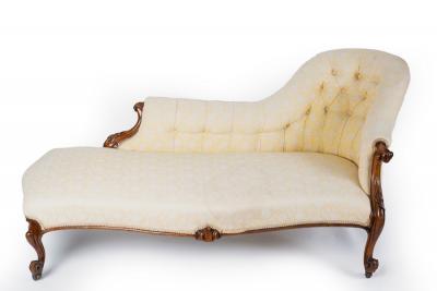 A Victorian walnut framed chaise 2dc643