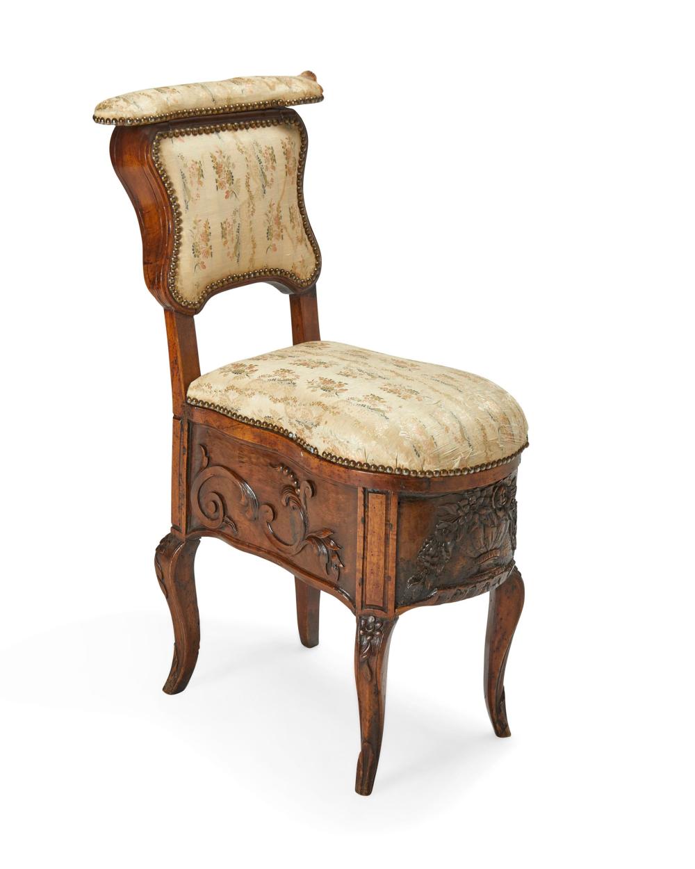 A FRENCH CARVED WOOD COMMODE CHAIRA 2daccb