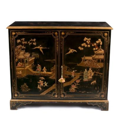 A chinoiserie decorated side cabinet 2de731