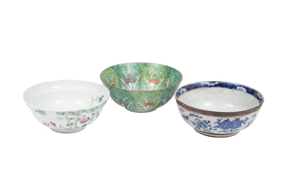 THREE CHINESE EXPORT PORCELAIN 2debea