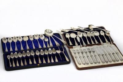Twelve Edwardian silver teaspoons  2dc86f