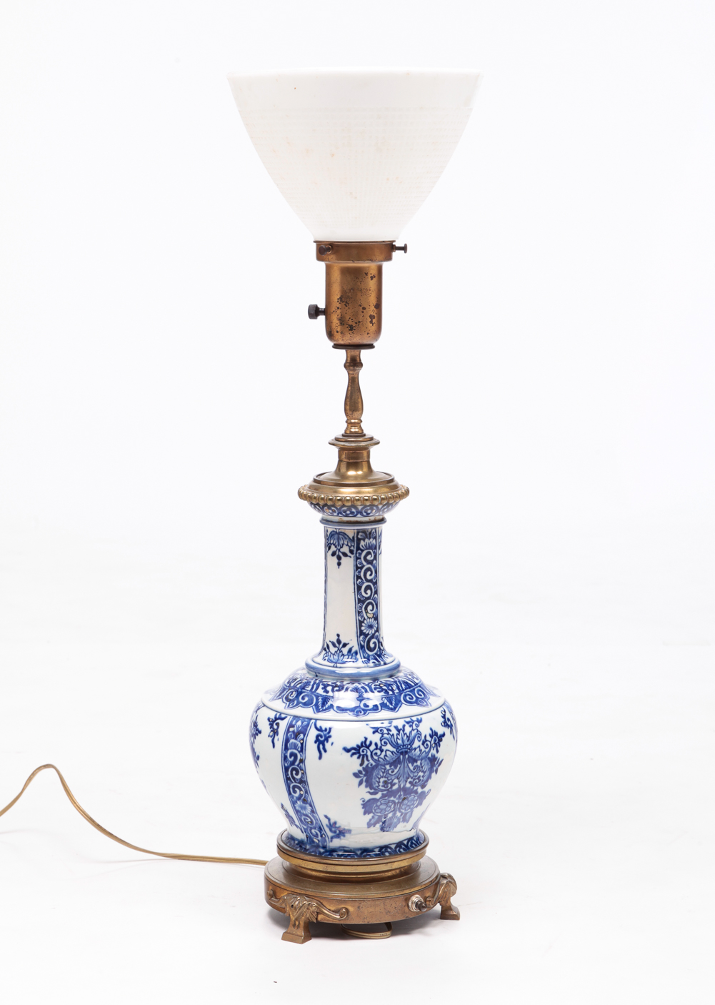 BLUE AND WHITE PORCELAIN LAMP  2dffba