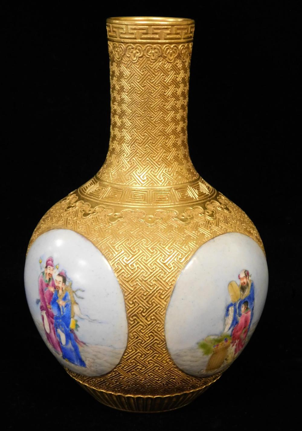 ASIAN CARVED AND GILDED PORCELAIN 2e278c