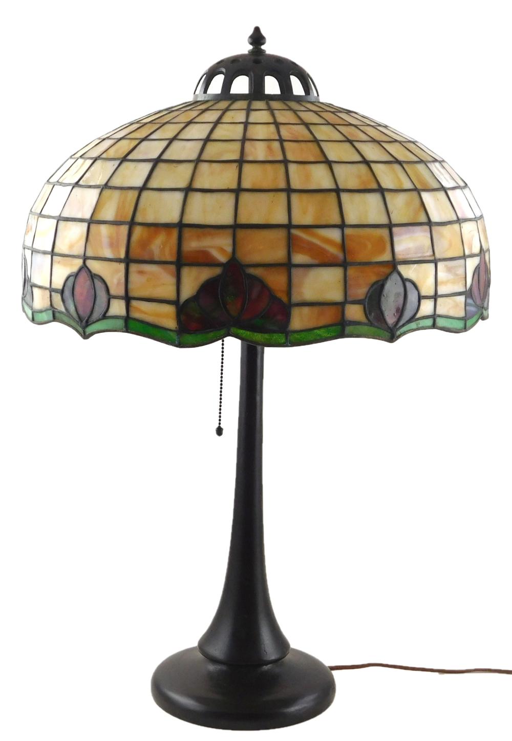 LAMP: HANDEL TABLE LAMP WITH LEADED