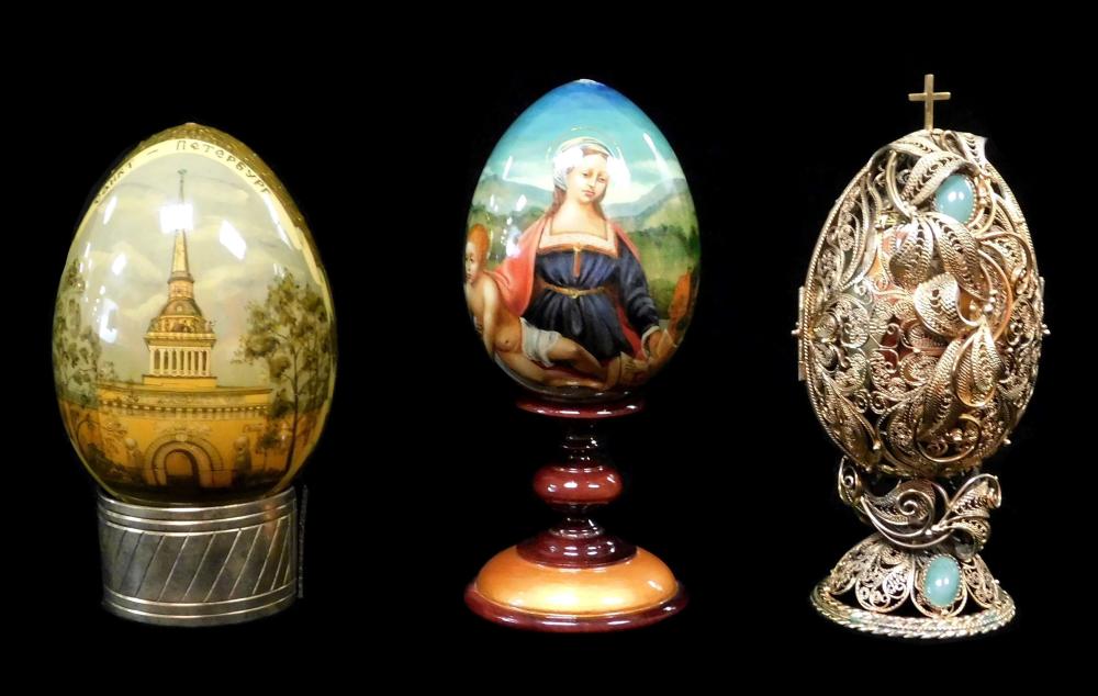 RUSSIAN HAND PAINTED EGGS ON STAND  2e2d75