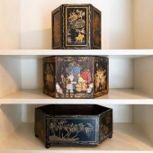 GROUP OF THREE CHINOISERIE LACQUER 2e3a62