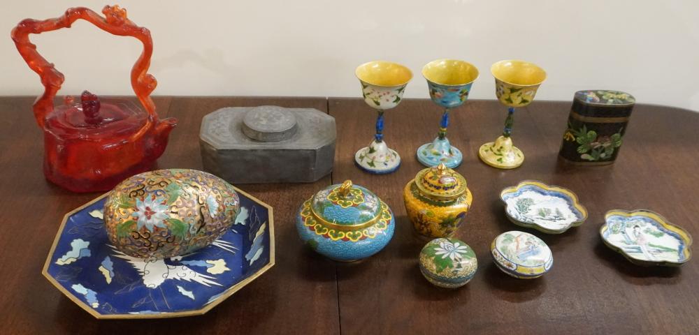 COLLECTION OF CHINESE PORCELAIN  2e5c40