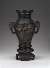 Large Japanese bronze vase    early