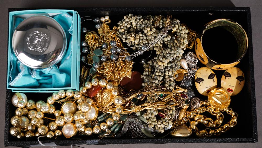COLLECTION OF COSTUME JEWELRY AND 2e85fa