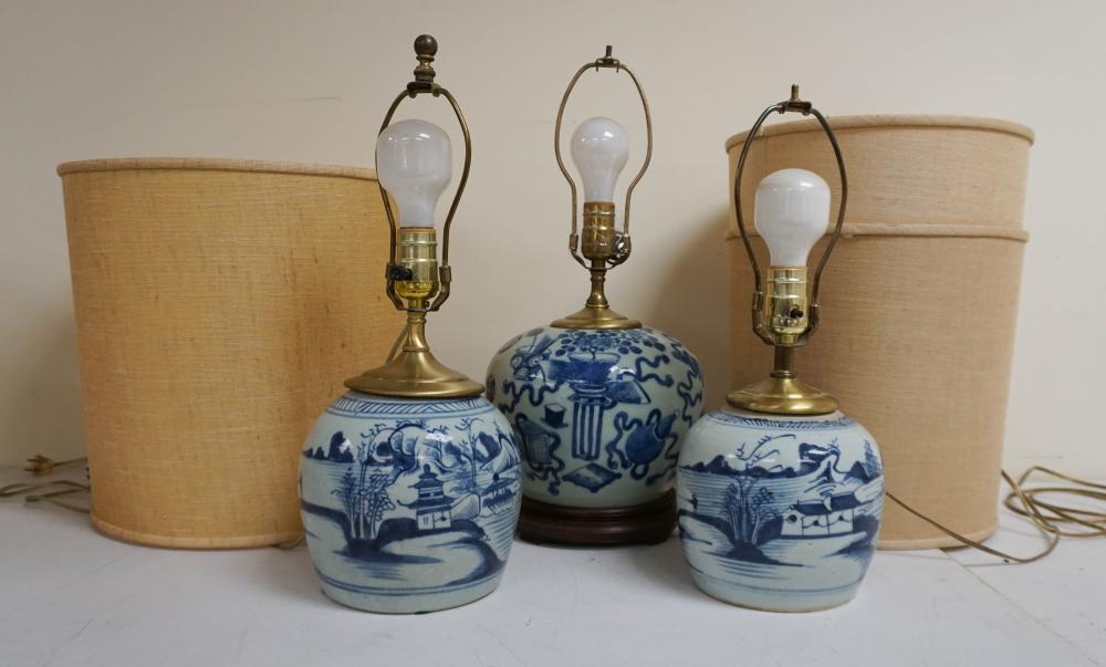 THREE CHINESE BLUE AND WHITE GLAZED 2e672a