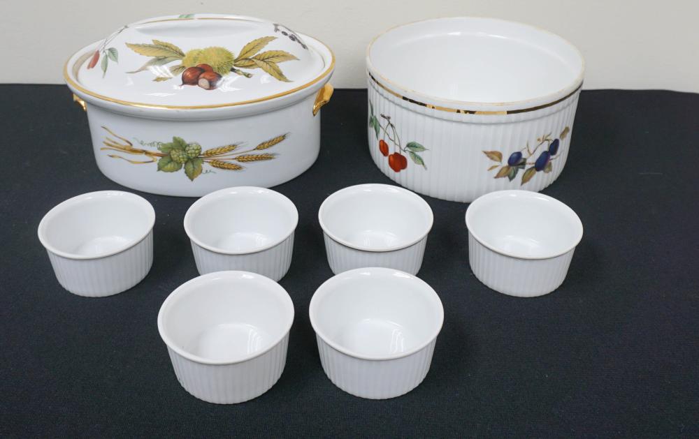 COLLECTION OF EIGHT ROYAL WORCESTER 2e6b3e