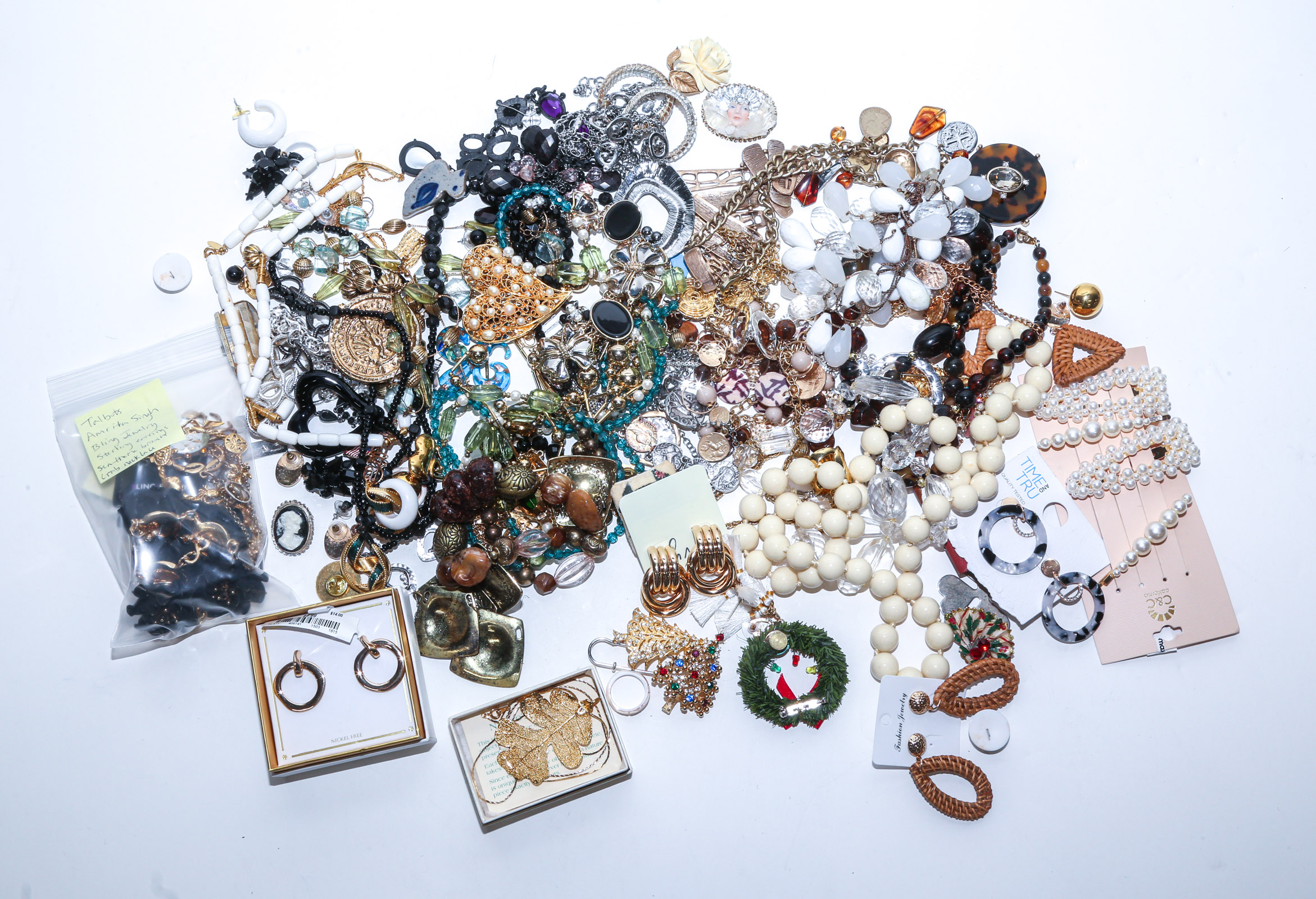 A LARGE COLLECTION OF FASHION JEWELRY 2ea542