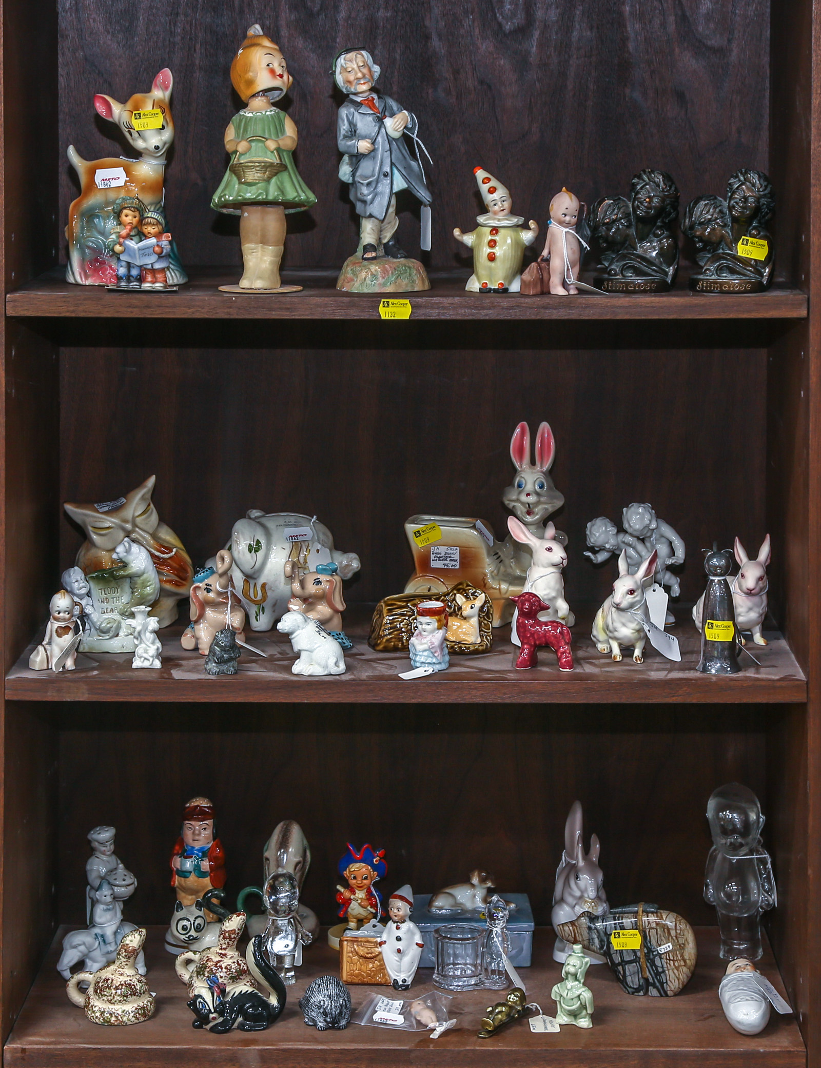 SELECTION OF CERAMIC GLASS COLLECTIBLES 2ea63c