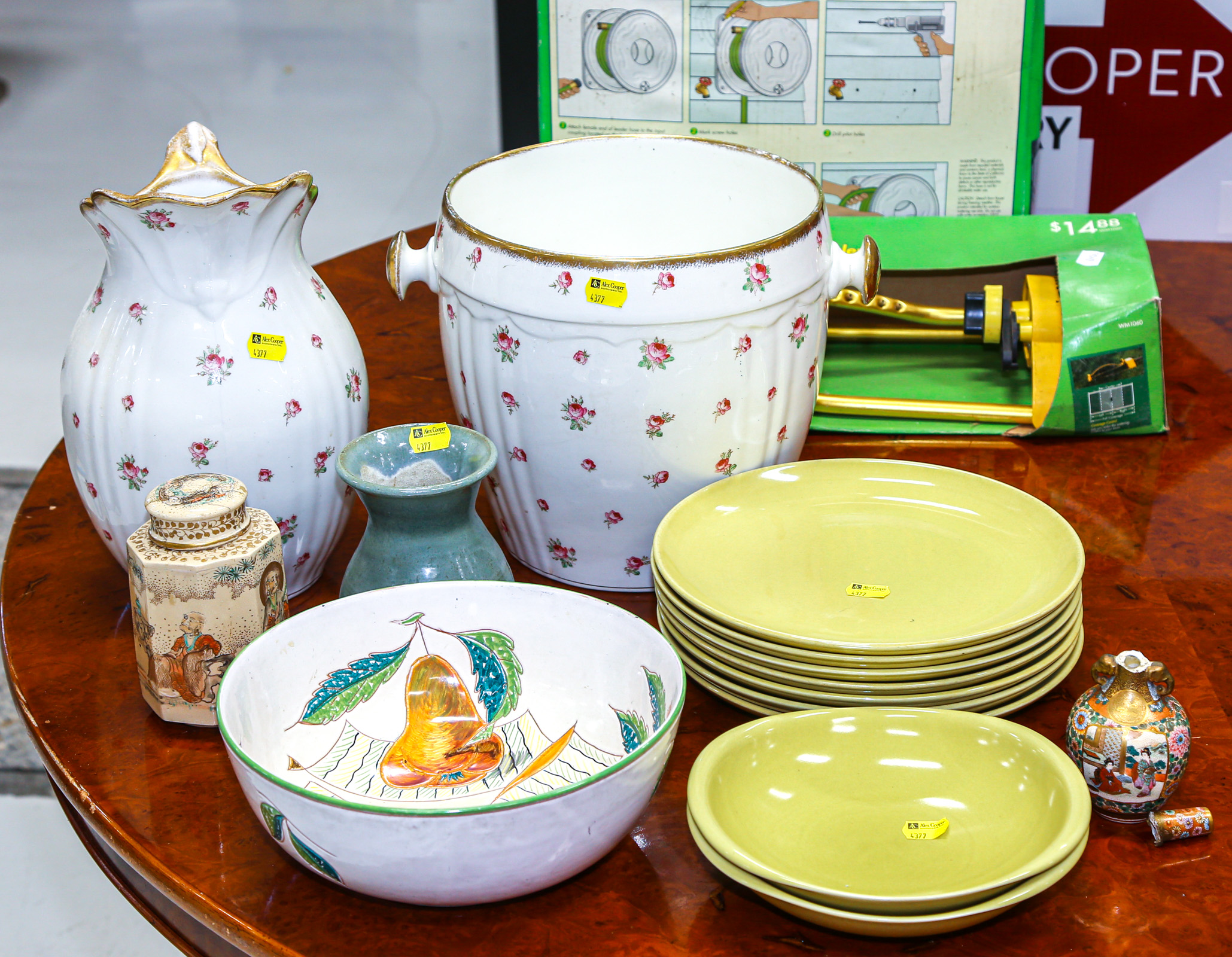 SELECTION OF DECORATIVE & COLLECTIBLE