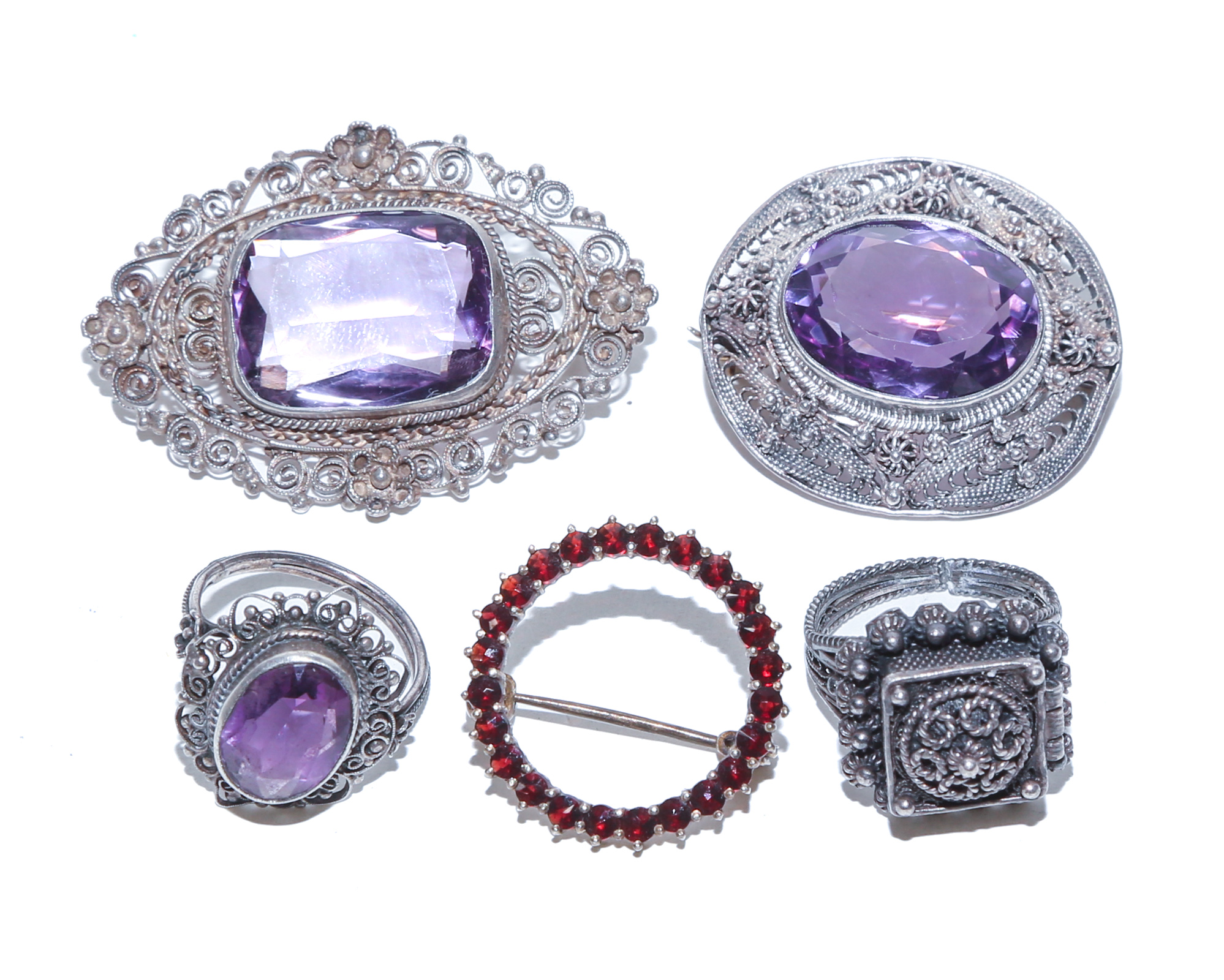A GROUP OF AMETHYST SILVER BROOCHES 2e93b8