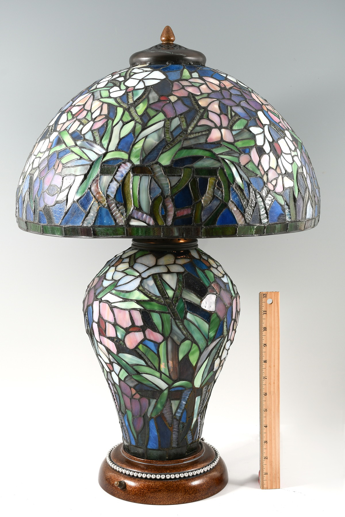 TIFFANY STYLE LEADED GLASS LAMP: