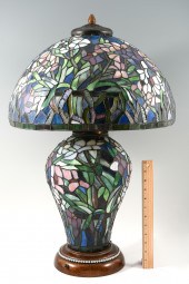 TIFFANY STYLE LEADED GLASS LAMP: Three-way