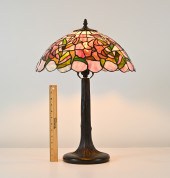 FLORAL MOTIF LEADED GLASS TABLE LAMP: