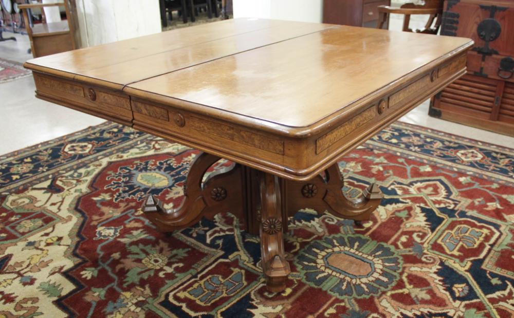 VICTORIAN DINING TABLE WITH FIVE 2ed4bd